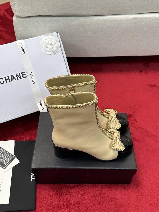 厂价 Chane*｜小香24P链条蝴蝶结粗跟短靴 本季王炸神款香家经典蝴蝶结链条元素，时髦感十足的单品！造型立体饱满，帅气十足！谁穿谁爱上！真的值得入手！ 面料